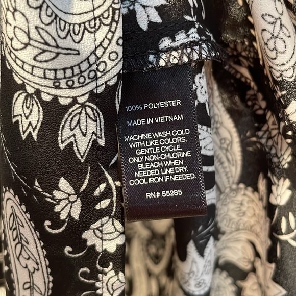 Ladies B&W Floral/Paisley Print Express SS Blouse | Size XS - Picture 4 of 7